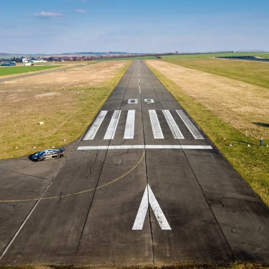 runway-g70c4707ab_1920